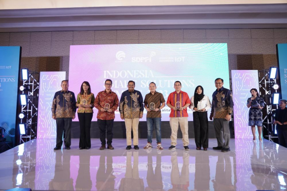 Ilustrasi: Para penerima penghargaan berfoto bersama dengan Dirjen SDPPI Ismail, Direktur Standardisasi PPI Mulyadi dan Ketua ASIOTI Teguh Prasetya, Rabu (08/10/2023).