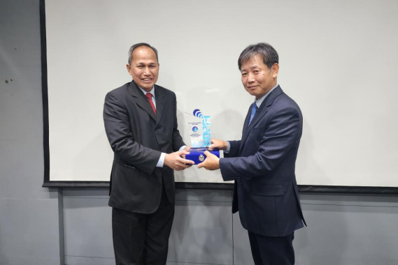 Ilustrasi: Direktur Standardisasi PPI Mulyadi menyerahkan plakat kepada pihak RRA yang diwakili oleh  Direktur Conformity Assessment RRA Korea, Shin Hongsun.