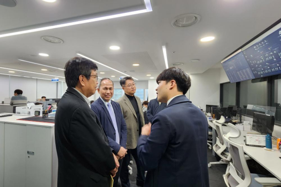 Ilustrasi: Tim SDPPI mengunjungi IMEI Integrated Management Center, sebagai pusat data pengelolaan data IMEI Korea.