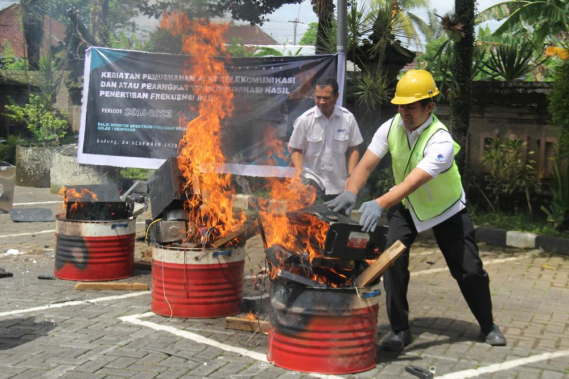 Ilustrasi: Balai Monitor Spektrum Frekuensi Radio Kelas I Denpasar melaksanakan pemusnahan 35 unit alat telekomunikasi di Kantor Balmon Denpasar, Senin (4/12/2023)
