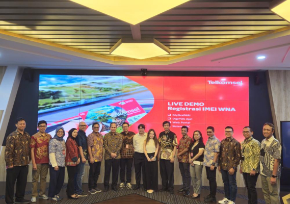 Ilustrasi: Direktur Standardisasi PPI Mulyadi (no 7 dari kiri) bersama Tim Ditjen SDPPI dan Tim PT. Telkomsel dalam Live Demo IMEI Self Registration di Jakarta Jum'at (15/12/2023).
