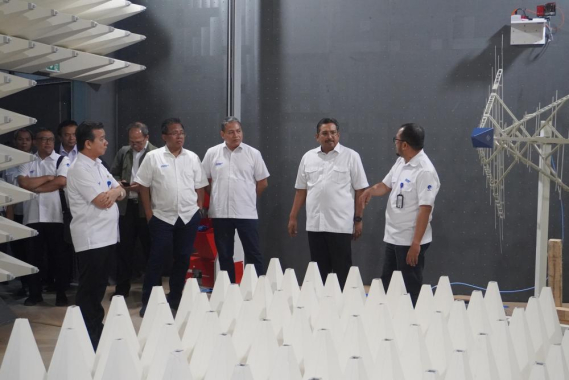 Ilustrasi: Dirjen SDPPI Ismail (no 2 dari kanan) mendengarkan penjelasan penguji perangkat telekomunikasi saat meninjau sarana pengujian di Balai Besar Pengujian Perangkat Telekomunikasi, Senin (08/01/2024).