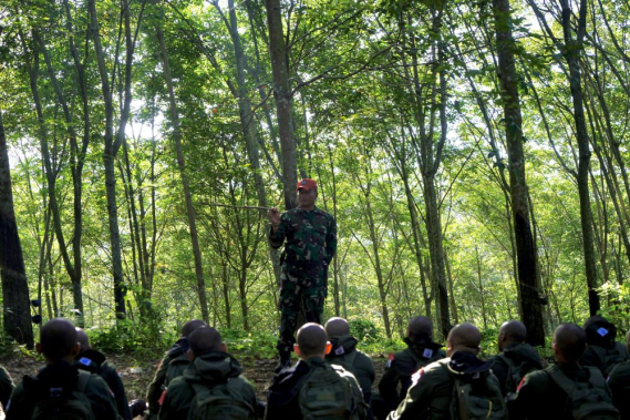 Ilustrasi: Peserta Pelatihan Berganda Siswa PPPK  mendapatkan pembekalan di  oleh Pelatih dari Pusdikhub TNI AD sebelum melakukan pelatihan survival,. Kamis (25/01/2024)