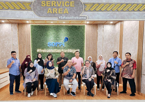 Ilustrasi: Kepala UPT Padang, Helmi (duduk tengah) dan Ketua Tim Kerja Pelayanan Publik dan Zona Integritas, Fidyah Ernawati (duduk no.2 dari kiri), berpose bersama Tim ZI UPT Padang dan Tim ZI Direktorat Operasi Sumber Daya usai kegiatan sosialisasi ZI, Jum'at (16/02/2024).