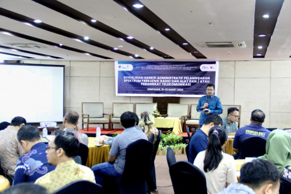 Ilustrasi: Kepala Balai Monitor Spektrum Frekuensi Radio Kelas I Denpasar, Zainullah Manan saat memnajdi pembicara pada Sosialisasi Sanksi Administratif Pelanggaran Spektrum Frekuensi Radio dan Alat/PerangkatTelekomunikasi. Jumat, (22/03/2024)
