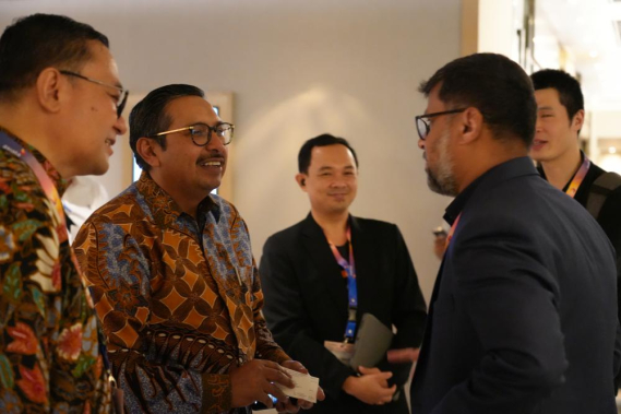Ilustrasi: Dirjen SDPPI, Ismail saat berbincang dengan salah satu Delegasi The 10th Asia-Pacific Spectrum Management Conference 2024 di Hotel Pullman Thamrin, Senin malam (22/04/2024).