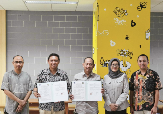 Ilustrasi: Penandatanganan PKS dilakukan oleh Waluyo Pambudi selaku Pelaksana Tugas Kuasa Pengguna Anggaran Ditjen SDPPI dengan Tri Joko Wahyu Adi Direktur DKPU (Direktorat Kerjasama dan Pengelolaan Usaha) ITS, disaksikan Ketua Tim Kerja Pelayanan Publik dan Zona Integritas, Fidyah Ernawati, Surabaya (06/04/2024).