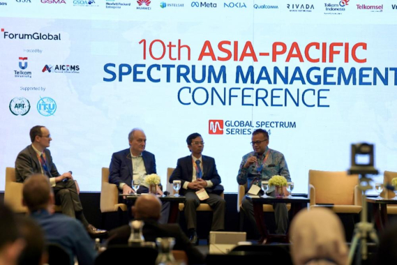 Ilustrasi: Direktur Penataan Sumber Daya Ditjen SDPPI, Denny Setiawan (kanan)   Dalam sesi hari kedua konferensi,memaparkan studi kasus Indonesia dalam topik Metodologi dan Mekanisme Penentuan Harga Spektrum. Selasa (23/04/2024)