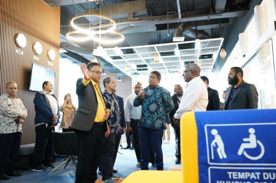 Ilustrasi: Direktur Penataan SDPPI Denny Setiawan memberi penjelasan  saat menerima kunjungan delegasi Papua Nugini, Jum'at (26/04/2024).