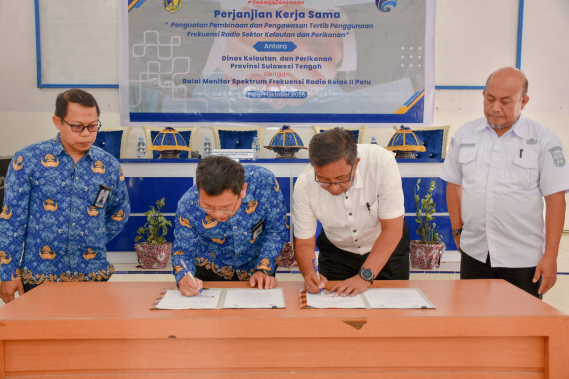 Ilustrasi: Kepala Balmon Palu Hermanto bersama Kepala DKP Provinsi Sulteng Moh. Arif Latjuba menandatangani perjanjian kerja sama penguatan pembinaan dan pengawasan tertib penggunaan frekuensi radio di sektor kelautan dan perikanan, Palu, Rabu (01/10/2025).