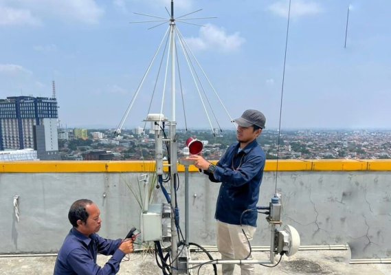 Ilustrasi: im Sarana Prasarana Monitoring dan Layanan Balmon Jakarta melakukan inspeksi rutin Sistem Monitoring Frekuensi Radio (SMFR) di stasiun monitor transportable yang berlokasi di Kota Bekasi dan Kota Bogor, Kamis (16/10/2025).