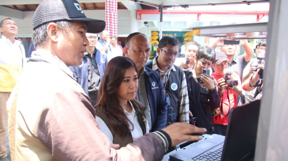 Ilustrasi: Kedua dari kanan ke kiri: Menteri Komunikasi dan Digital, Meutya Hafid; Direktur Jenderal Infrastruktur Digital, Wayan Toni Supriyanto; serta Kepala Balai Monitor Spektrum Frekuensi Radio Kelas I Denpasar, saat meninjau kualitas layanan telekomunikasi di Bandara I Gusti Ngurah Rai, Bali, Selasa (24/03/2026).